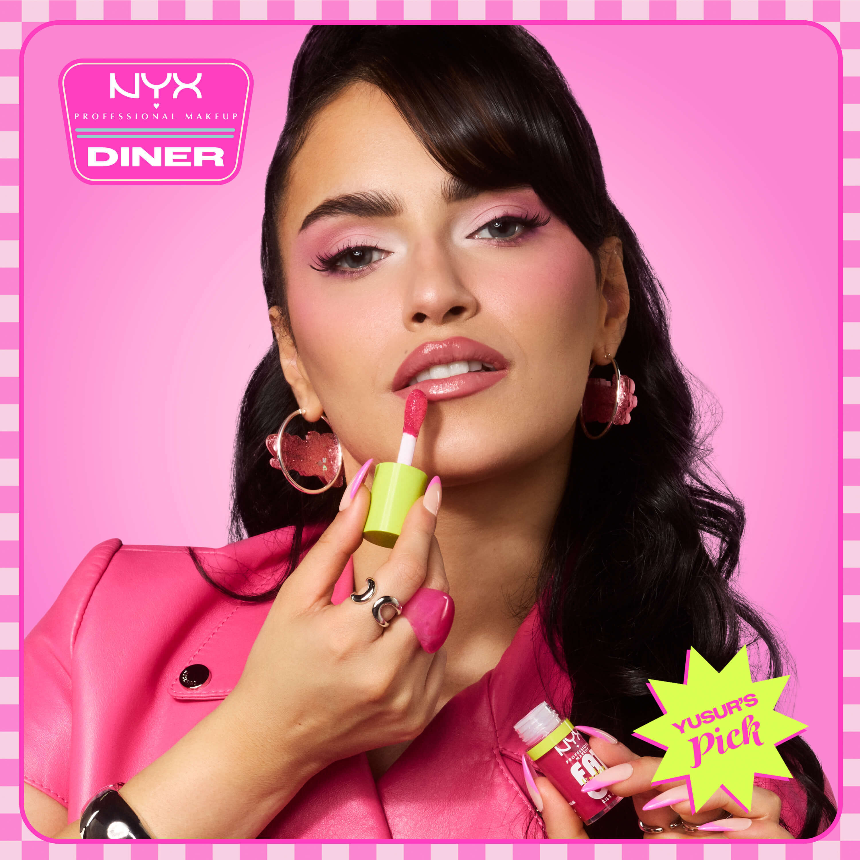 Matita labbra NYX Professional Makeup Suede Matte Lip Liner n. 25 Whipped Caviar e gloss Fat Oil Lip Drip n. 02 Missed Call protagonisti in un visual beauty con primo piano della modella e grafica della campagna. 