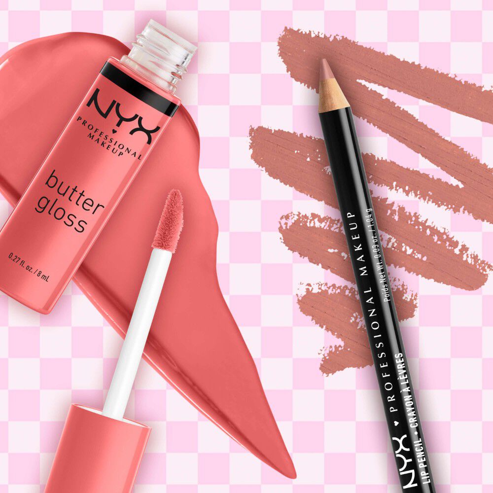 NYX Professional Makeup Slim Lip Pencil nella tonalita 858 Nude Pink e Butter Gloss nella tonalita 05 Creme Brulee disposti in uno scatto flatlay con swatches su uno sfondo a quadretti rosa.