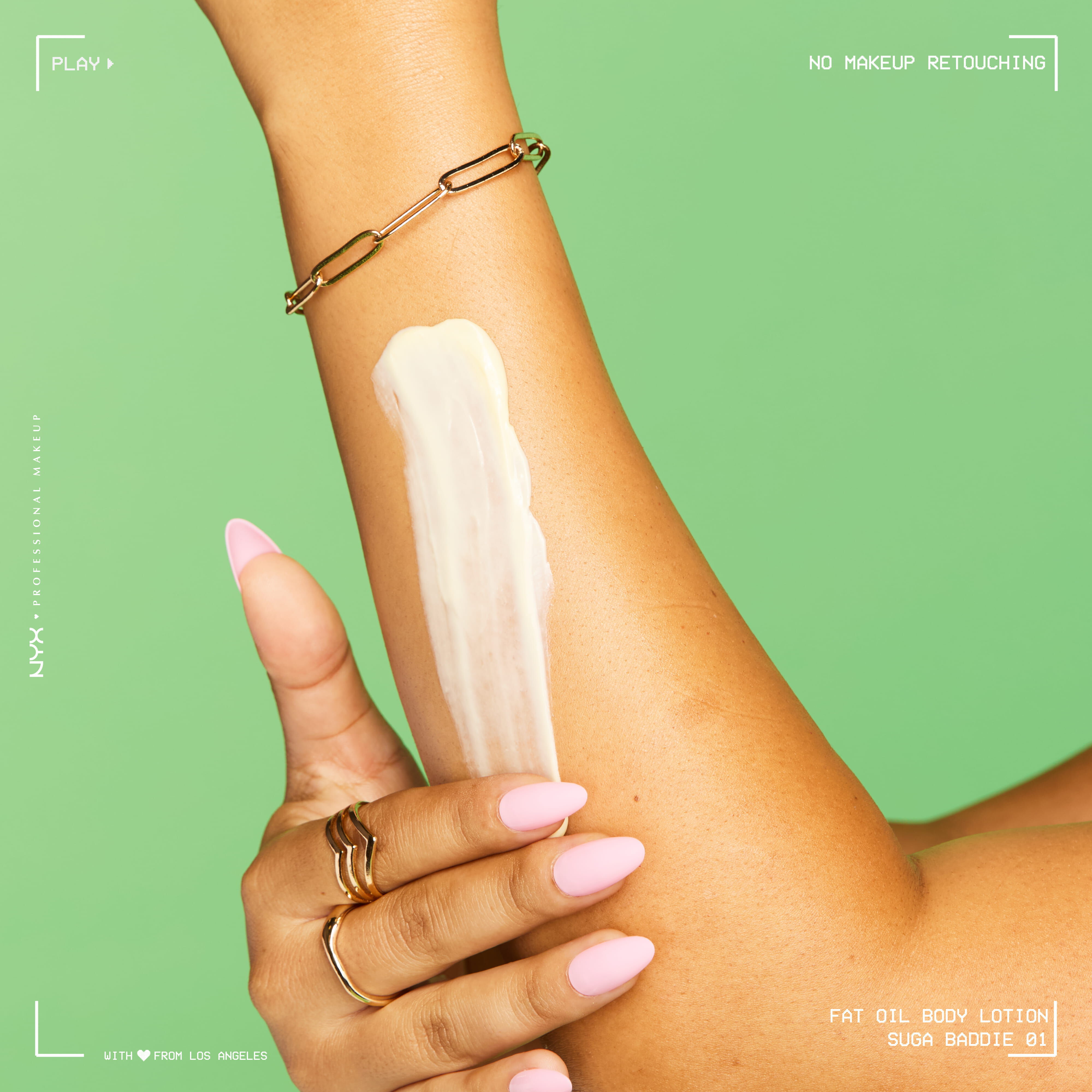 Lozione mani e corpo NYX Professional Makeup Fat Oil (Suga Baddie) applicata con una passata decisa sull'avambraccio per mostrare la consistenza e la coprenza del prodotto.