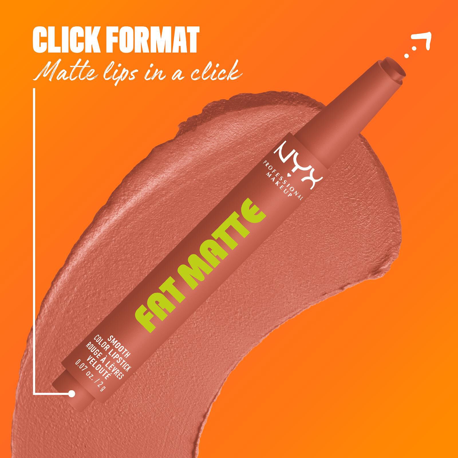 Applicatore del rossetto NYX Fat Matte Smooth Color su una sfumatura di prodotto, sfondo arancione nella tonalita 01 Cozy Whipped