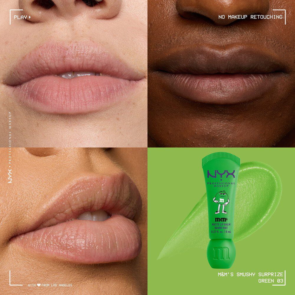 Collage ravvicinato di tre modelle che indossano il balsamo labbra opaco NYX Professional Makeup M&M'S Smushy Surprize Green 03, con il tubetto verde e il relativo swatch labbra mostrati sulla destra.
