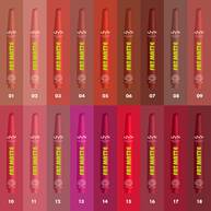 Diciotto tonalita dei rossetti NYX Fat Matte Smooth Color Lipstick disposti in fila, in varie tonalita, su uno sfondo blu.