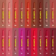 Diciotto tonalita dei rossetti NYX Fat Matte Smooth Color Lipstick disposti in fila, in varie tonalita, su uno sfondo blu.