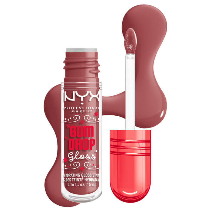 Flacone di NYX Professional Makeup Gum Drop Gloss & Stain mostrato con applicatore aperto e uno swatch di colore dalla texture effetto caramella rossa accanto, nella tonalita 01 Hydra Honey.
