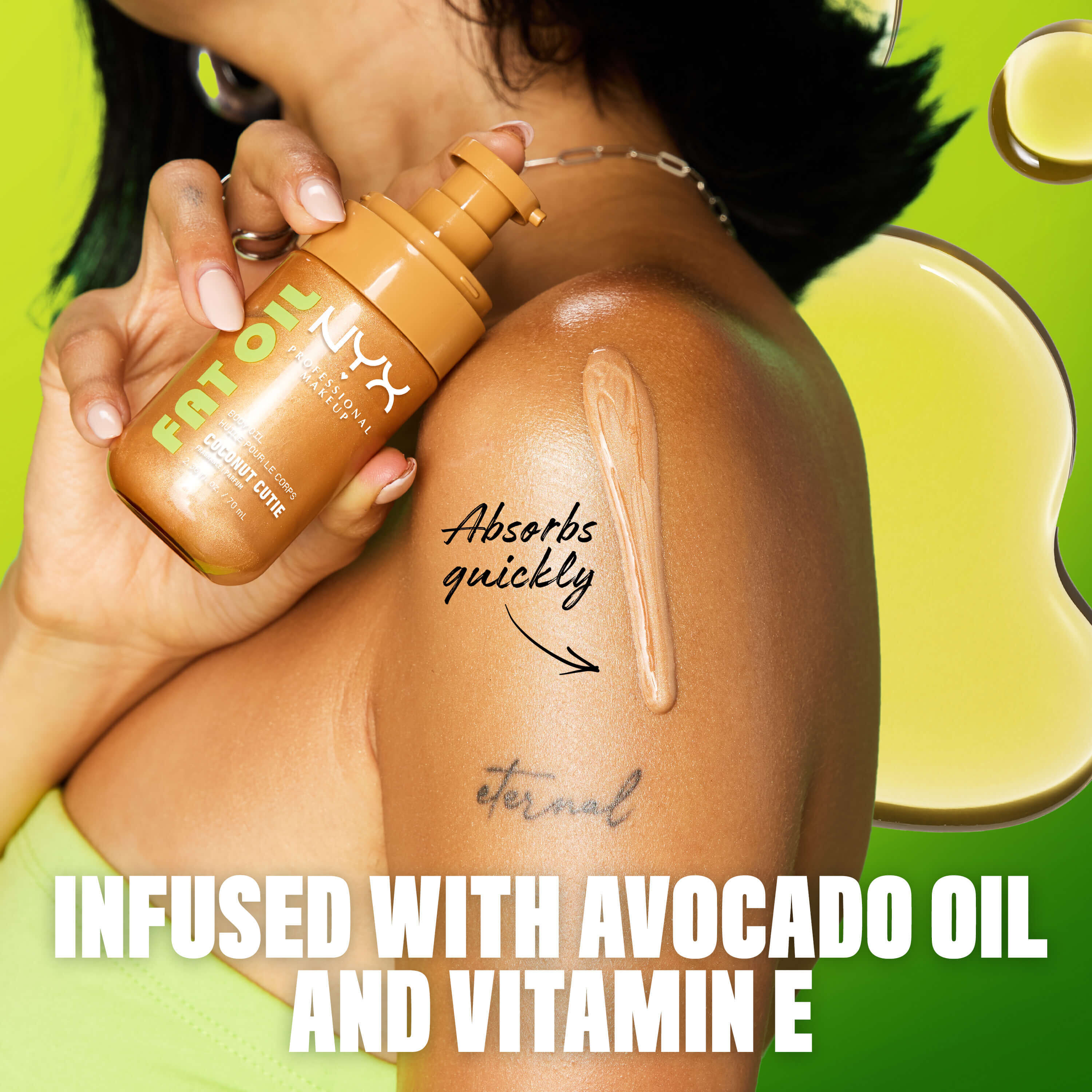 La modella applica l'olio corpo NYX Professional Makeup Fat Oil (Coconut Cutie) sulla spalla, evidenziando la formula a rapido assorbimento arricchita con olio di avocado e vitamina E.