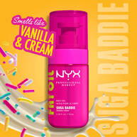 Olio corpo NYX Professional Makeup Fat Oil (Suga Baddie) presentato su uno sfondo grafico vivace con focus sulla fragranza alla vaniglia e panna.