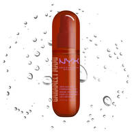 Spray profumato capelli e corpo NYX Professional Makeup Caramelt Mami in flacone spray marrone su sfondo chiaro con goccioline d'acqua.