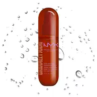 Spray profumato capelli e corpo NYX Professional Makeup Caramelt Mami in flacone spray marrone su sfondo chiaro con goccioline d'acqua.