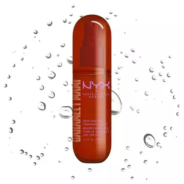 Spray profumato capelli e corpo NYX Professional Makeup Caramelt Mami in flacone spray marrone su sfondo chiaro con goccioline d'acqua.