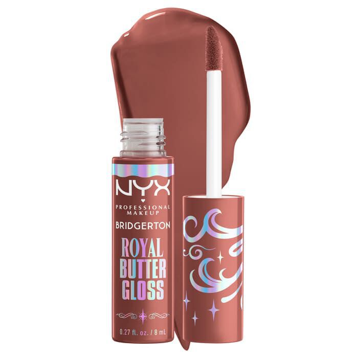 Un tubetto di NYX PMU Bridgerton Royal Butter Gloss (marrone neutro) con loghi NYX e Bridgerton. Accanto, un ampio swatch lucido del gloss nella tonalita 02 Praline. 