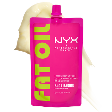Lozione mani e corpo NYX Professional Makeup Fat Oil nella rofumazione Suga Baddie; presentata in un packaging a bustina rosa acceso con un campione di texture su sfondo bianco.
