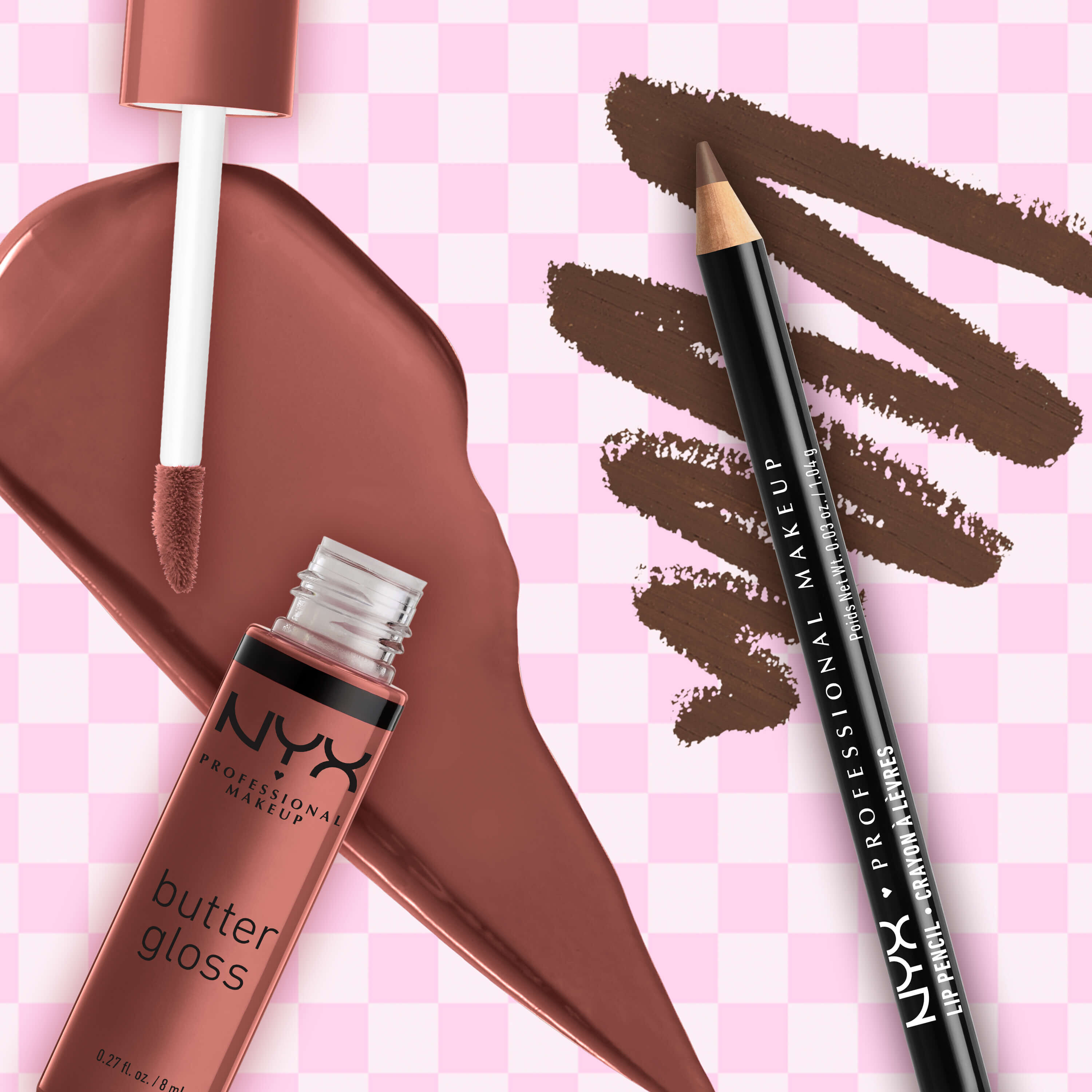 NYX Professional Makeup Slim Lip Pencil nella tonalita 820 Espresso e Butter Gloss nella tonalita 16 Praline disposti in uno scatto flatlay con swatches su uno sfondo a quadretti rosa.