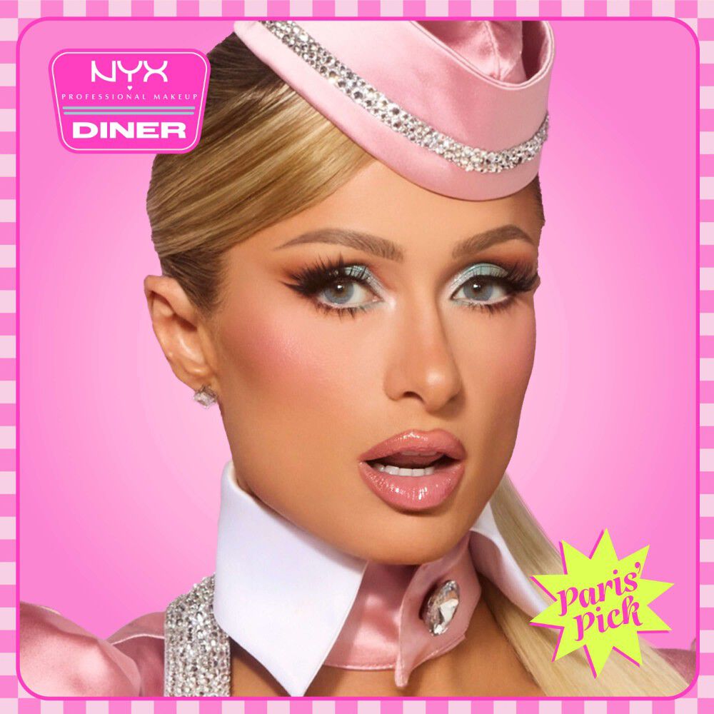 NYX Professional Makeup Slim Lip Pencil nella tonalita 858 Nude Pink e Butter Gloss nella tonalita 05 Creme Brulee presenti in un visual beauty con primo piano di una modella e grafiche di campagna.