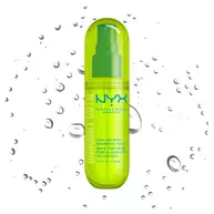 Spray profumato capelli e corpo NYX Professional Makeup Coconut Cutie in un flacone spray verde neon su sfondo chiaro con goccioline d'acqua.