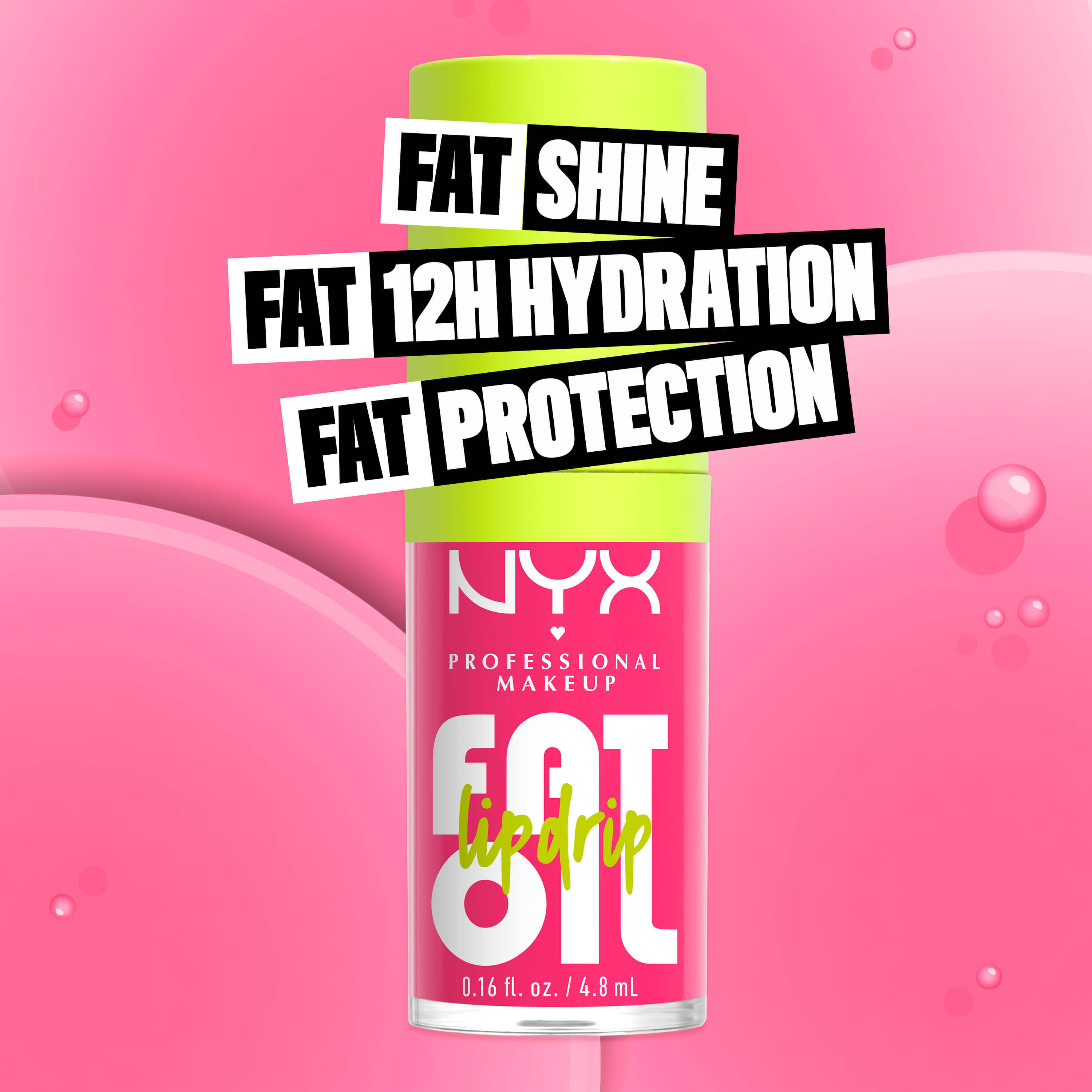 Gloss NYX Professional Makeup Fat Oil Lip Drip n. 02 Missed Call mostrato con i benefici di lucentezza extra, 12 ore di idratazione e protezione extra su sfondo rosa.