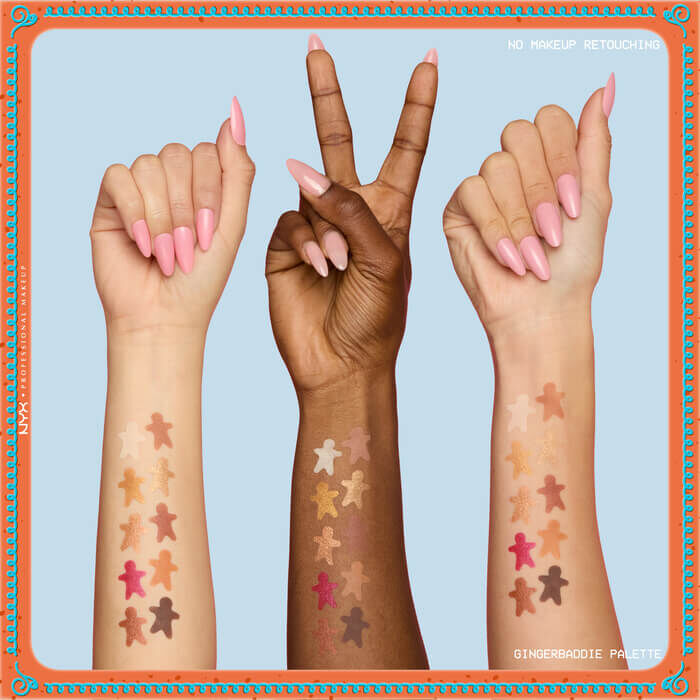 Presenta tre braccia con diverse tonalita di pelle, ognuna con swatch degli ombretti della NYX Professional Makeup Holiday Gingerbaddie Palette, per mostrare come i colori appaiono su differenti carnagioni.
