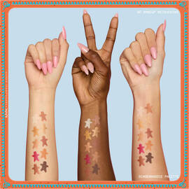 Presenta tre braccia con diverse tonalita di pelle, ognuna con swatch degli ombretti della NYX Professional Makeup Holiday Gingerbaddie Palette, per mostrare come i colori appaiono su differenti carnagioni.
