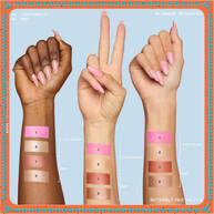 Mostra tre braccia con diverse tonalita di pelle, ciascuna con swatch applicati di entrambe le tonalita della Buttermelt Face Palette.