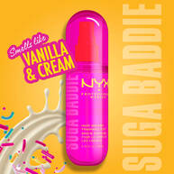 Spray profumato capelli e corpo NYX Professional Makeup Suga Baddie in flacone rosa acceso su sfondo giallo; evidenzia la fragranza alla vaniglia e panna con una vivace grafica a schizzo.