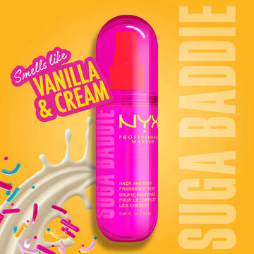 Spray profumato capelli e corpo NYX Professional Makeup Suga Baddie in flacone rosa acceso su sfondo giallo; evidenzia la fragranza alla vaniglia e panna con una vivace grafica a schizzo.