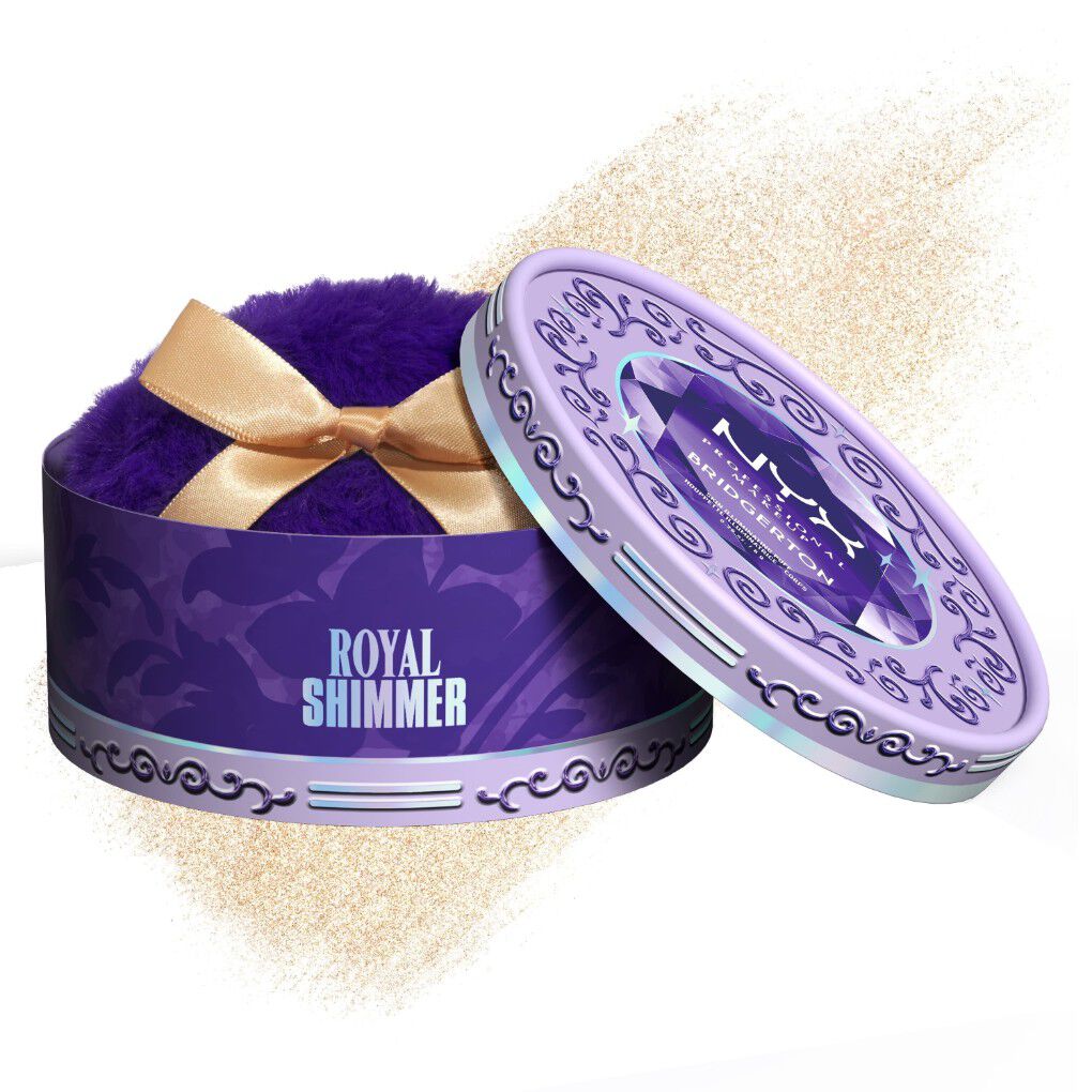 NYX Professional Makeup Bridgerton Royal Shimmer Puff Illuminante pack aperto, che mostra il puff viola con fiocco dorato e la cipria in polvere libera luminosa su sfondo bianco.