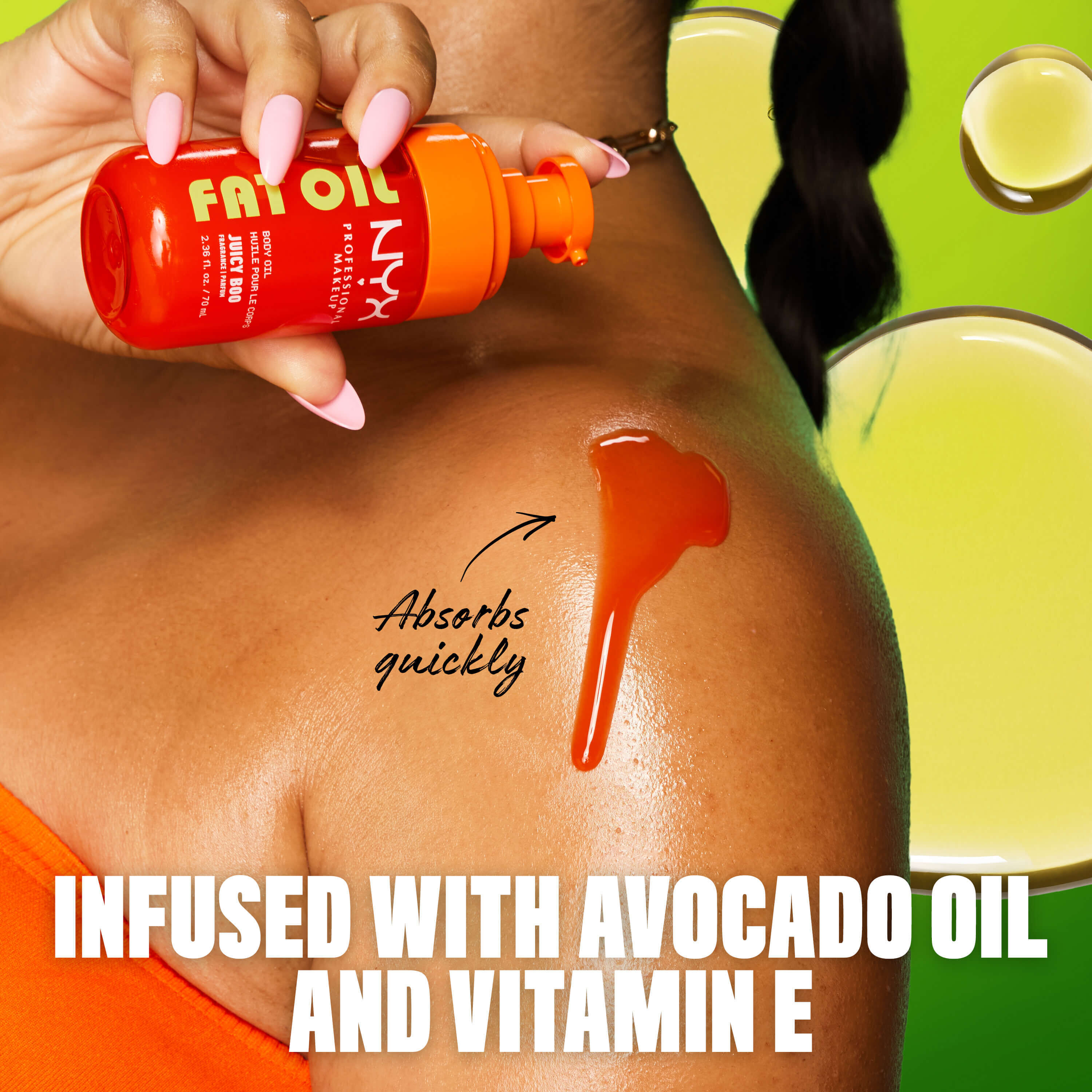 La modella applica l'olio corpo NYX Professional Makeup Fat Oil (Juicy Boo) sulla spalla, evidenziando la formula a rapido assorbimento arricchita con olio di avocado e vitamina E.