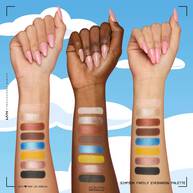 Swatch sul braccio della palette di ombretti NYX The Simpsons Family Color Palette che mostra diverse tonalita applicate su tre braccia con carnagioni chiare, medie e scure.