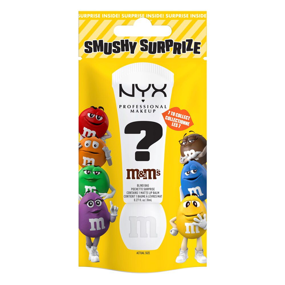 NYX Professional Makeup M&M'S Smushy Surprize Matte Lip Balm Blind Bag in confezione giallo brillante con IL packaging bianco di un balsamo labbra, un grande punto interrogativo, il logo NYX e i colorati personaggi M&M'S sul davanti.