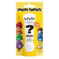 NYX Professional Makeup M&M'S Smushy Surprize Matte Lip Balm Blind Bag in confezione giallo brillante con IL packaging bianco di un balsamo labbra, un grande punto interrogativo, il logo NYX e i colorati personaggi M&M'S sul davanti.