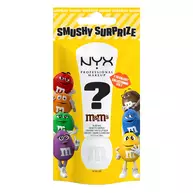NYX Professional Makeup M&M'S Smushy Surprize Matte Lip Balm Blind Bag in confezione giallo brillante con IL packaging bianco di un balsamo labbra, un grande punto interrogativo, il logo NYX e i colorati personaggi M&M'S sul davanti.