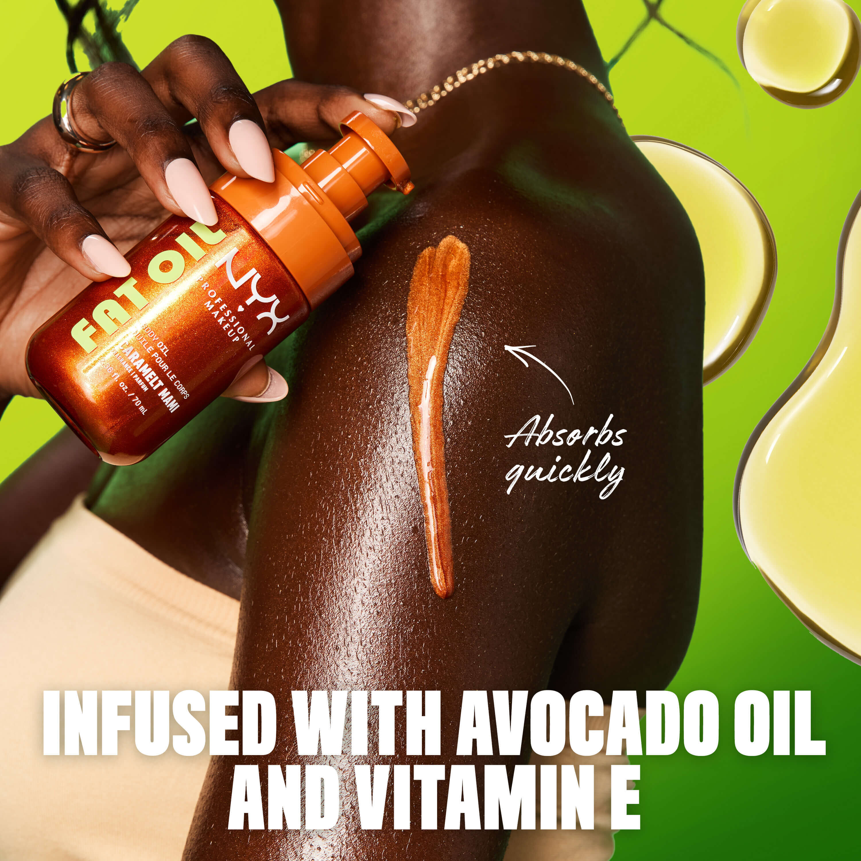 La modella tiene l'olio corpo NYX Professional Makeup Fat Oil (Caramelt Mami) accanto a un campione di prodotto sulla pelle luminosa. Il testo recita: "Si assorbe rapidamente" e "Arricchito con olio di avocado e vitamina E".