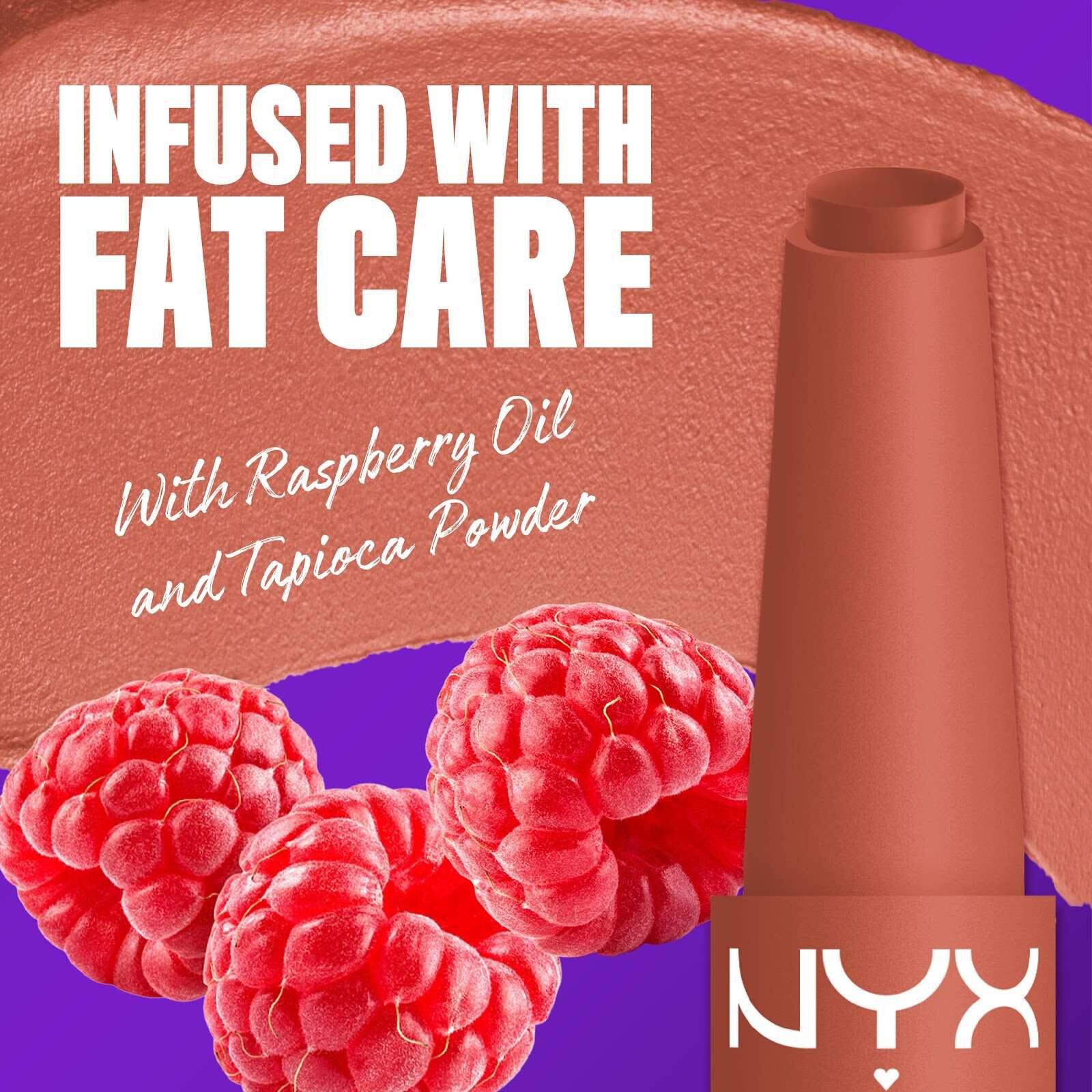 Rossetto NYX Professional Makeup Fat Matte Smooth Color con lamponi, una sfumatura di prodotto e il testo 'Arricchito con Fat Care, con Olio di Lampone e Polvere di Tapioca' su uno sfondo viola nella tonalita 01 Cozy Whipped