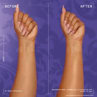 Prima e dopo di due avambracci che mostrano i risultati della cipria illuminante NYX Professional Makeup Bridgerton Royal Shimmer Skin Puff, visualizzati su uno sfondo viola.