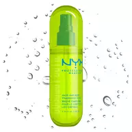 Spray profumato capelli e corpo NYX Professional Makeup Coconut Cutie in un flacone spray verde neon su sfondo chiaro con goccioline d'acqua.