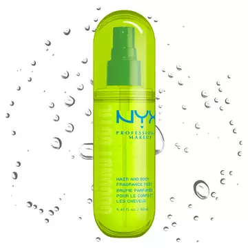 Spray profumato capelli e corpo NYX Professional Makeup Coconut Cutie in un flacone spray verde neon su sfondo chiaro con goccioline d'acqua.