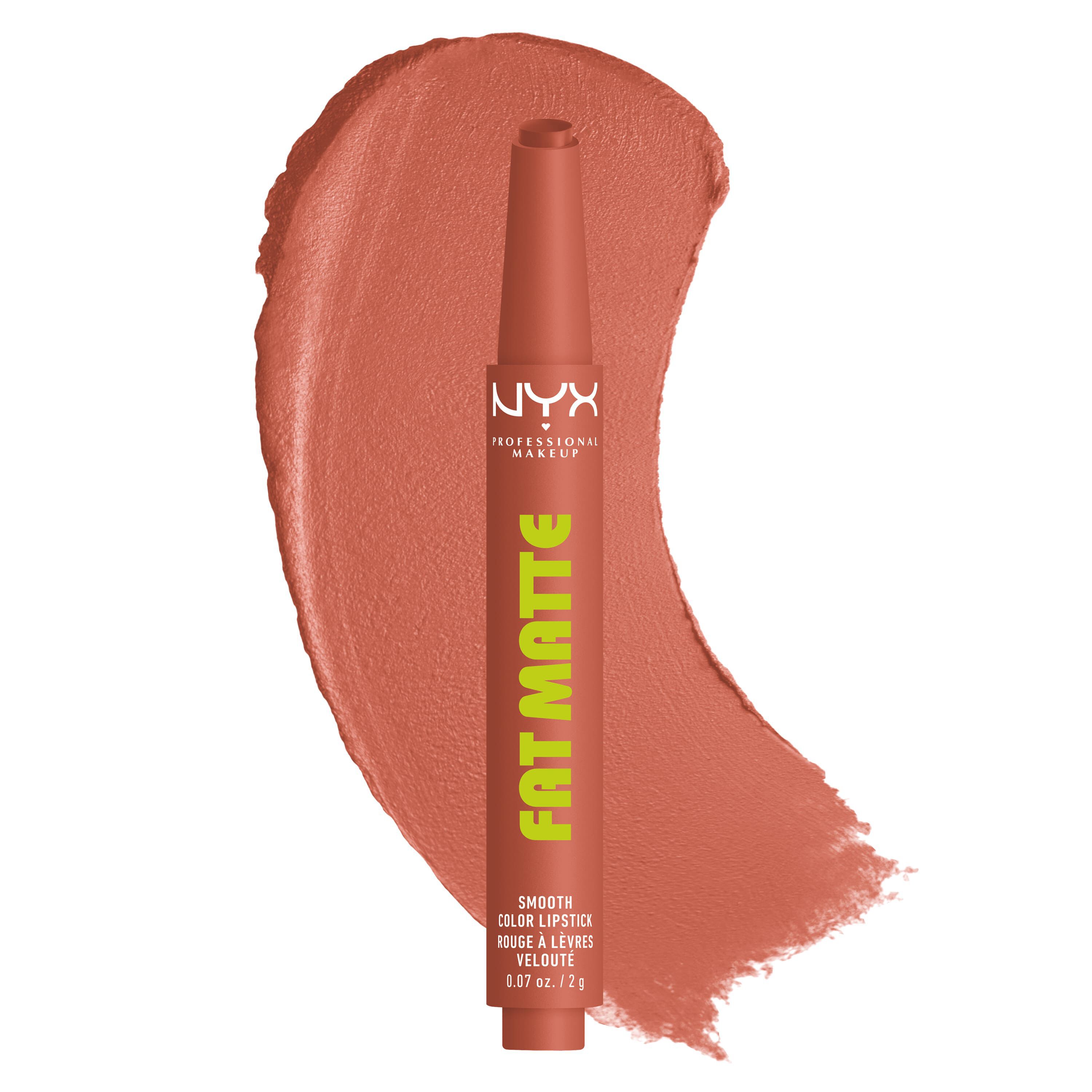 Packshot del rossetto NYX Professional Makeup Fat Matte Smooth Color con uno swatch texturizzato dietro il prodotto nella tonalita 01 Cozy Whipped