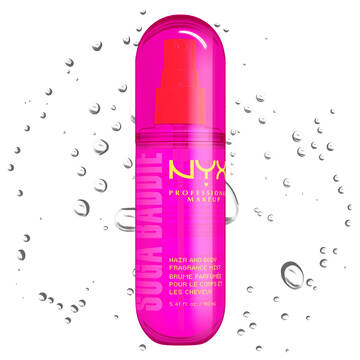Spray profumato capelli e corpo NYX Professional Makeup Suga Baddie in flacone 160ml spray rosa acceso su sfondo chiaro con goccioline d'acqua.