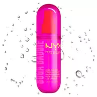 Spray profumato capelli e corpo NYX Professional Makeup Suga Baddie in flacone 160ml spray rosa acceso su sfondo chiaro con goccioline d'acqua.