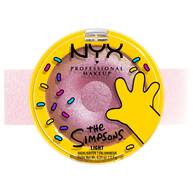 Packshot dell'illuminante NYX Professional Makeup The Simpsons con swatch rosa e packaging giallo a tema ciambella su sfondo bianco, tonalita 01 Donut mind if I do.