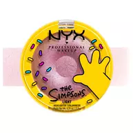 Packshot dell'illuminante NYX Professional Makeup The Simpsons con swatch rosa e packaging giallo a tema ciambella su sfondo bianco, tonalita 01 Donut mind if I do.