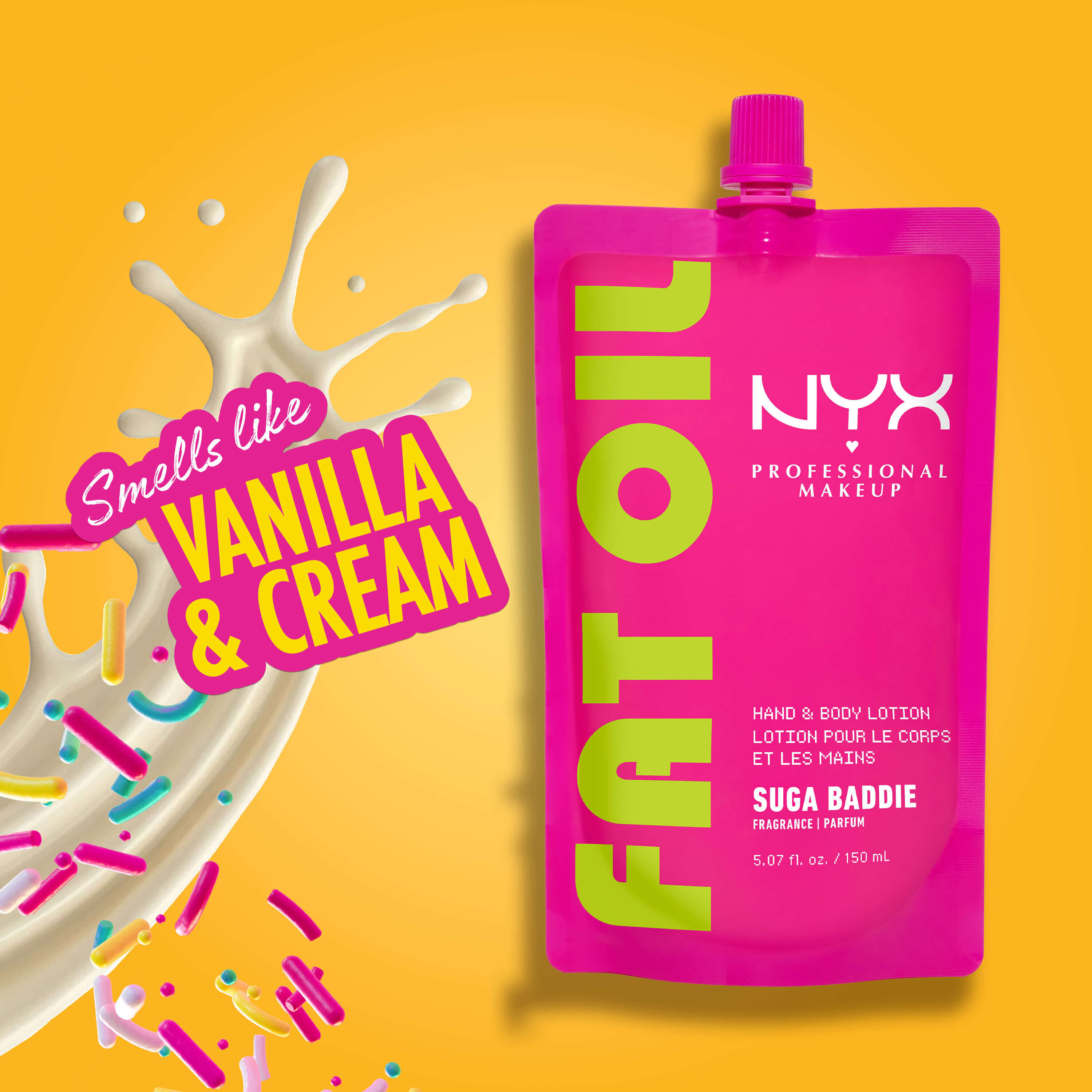 Lozione mani e corpo NYX Professional Makeup Fat Oil (Suga Baddie) su uno sfondo grafico vivace, con focus sulla fragranza alla vaniglia e crema.