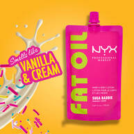 Lozione mani e corpo NYX Professional Makeup Fat Oil (Suga Baddie) su uno sfondo grafico vivace, con focus sulla fragranza alla vaniglia e crema.