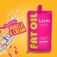 Lozione mani e corpo NYX Professional Makeup Fat Oil (Suga Baddie) su uno sfondo grafico vivace, con focus sulla fragranza alla vaniglia e crema.