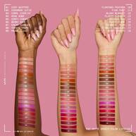Tre braccia con diverse tonalita di pelle, ognuna delle quali mostra tutti gli swatch del rossetto NYX Professional Makeup Fat Matte Smooth Color etichettati con il numero e il nome della tonalita.