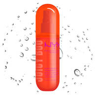 Spray profumato corpo NYX Professional Makeup Juicy Boo in flacone spray arancione acceso su sfondo chiaro con goccioline d'acqua