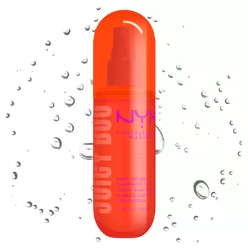 Spray profumato corpo NYX Professional Makeup Juicy Boo in flacone spray arancione acceso su sfondo chiaro con goccioline d'acqua