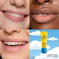 Griglia delle tonalita del balsamo labbra opaco NYX Professional Makeup The Simpsons Smushy Matte che mostra lo swatch blu sulle labbra con il packaging, tonalita 03 Peekaboo Blue.