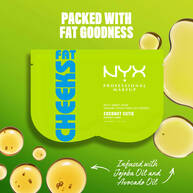 Maschera in tessuto per i glutei NYX Professional Makeup Fat Cheeks (Coconut Cutie) su sfondo verde acceso con goccioline d'olio. Il testo evidenzia una formula ricca di ingredienti nutrienti, infusa con olio di jojoba e olio di avocado.