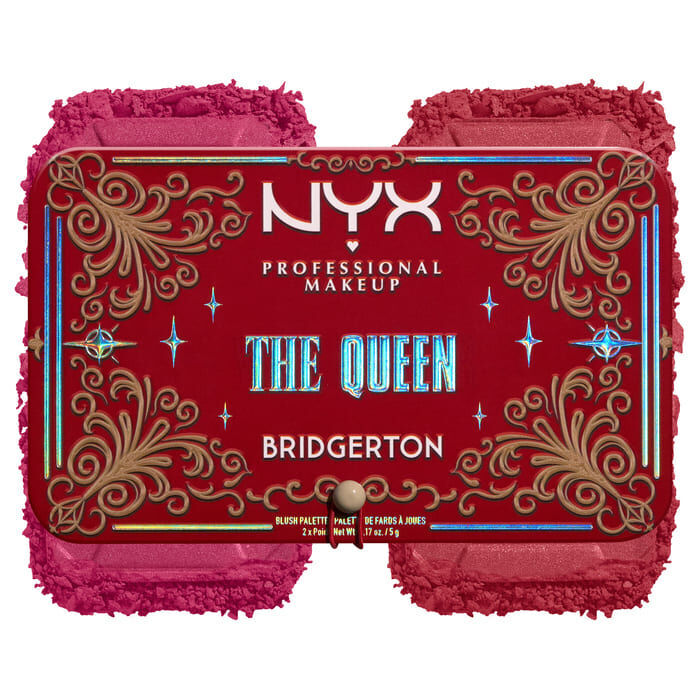 Un 'NYX Professional Makeup Bridgerton Blush Duo' rosso e oro con un bordo decorativo, accompagnato da uno swatch testurizzato del colore del blush sotto di esso nella tonalita 03 The Queen.