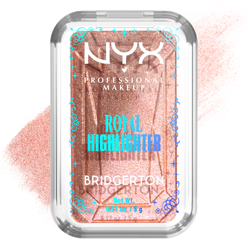 NYX Professional Makeup Bridgerton Royal Highlighter compact: una custodia quadrata dorata e brandizzata, aperta per rivelare un illuminante dorato. Uno swatch nella tonalita 01 Iridescent Peach